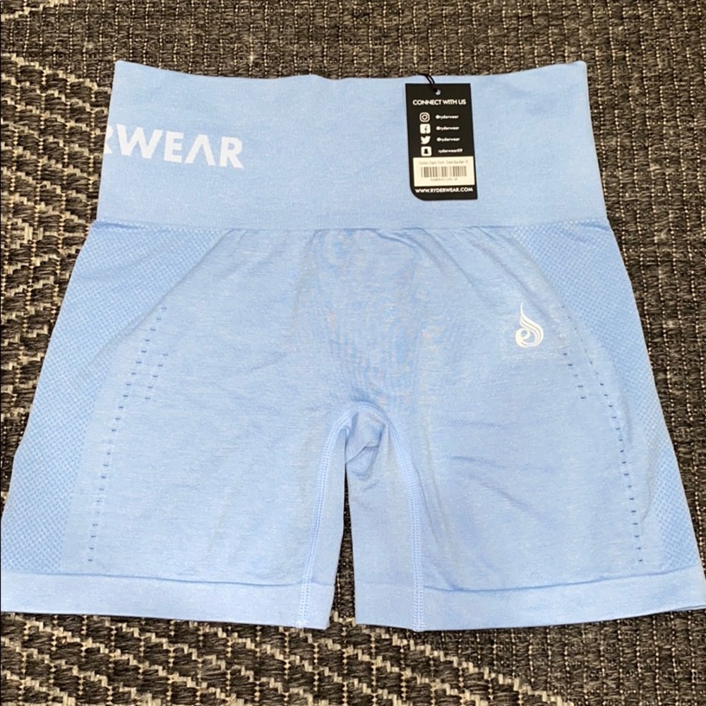 Seamless Staples Shorts
